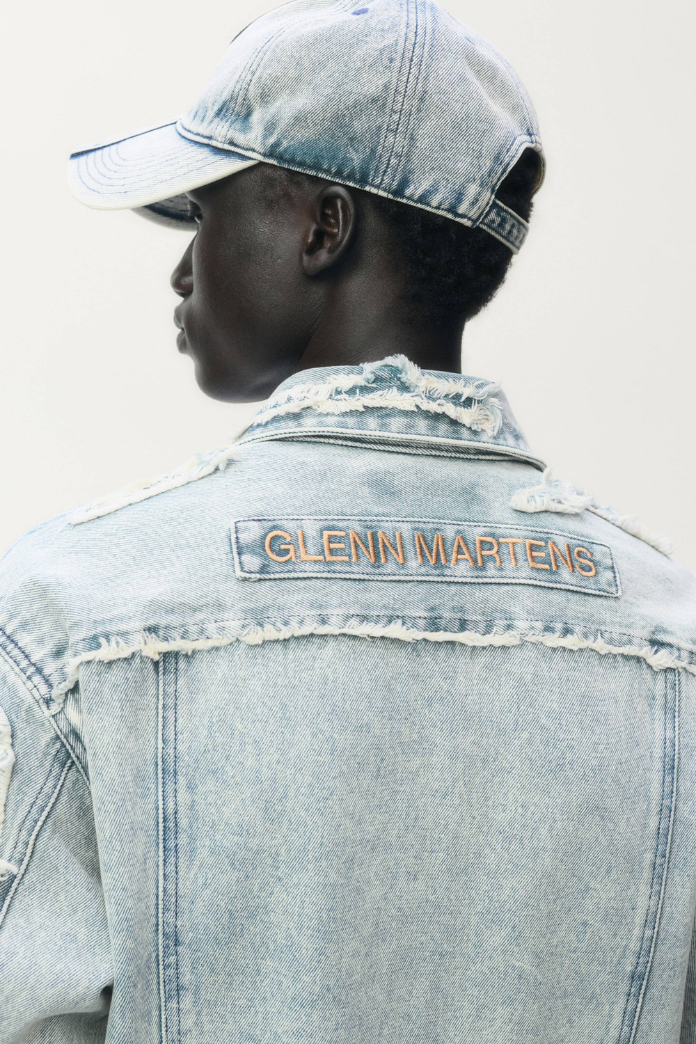 H&M - Glenn Martens Рубашка джинсовая с эффектом потертости, светло-синий