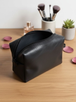 Фото дорожной сумки несессера из натуральной кожи в раскрытом виде ручная работа чёрный цвет