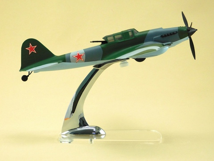 Модель самолета Ил-2 (М1:48, камуфляж)