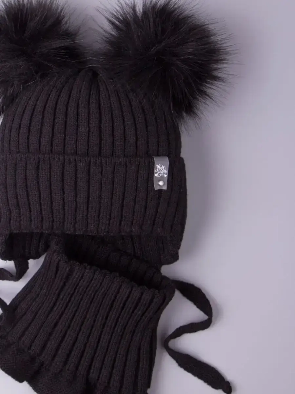 Шапка зимняя детская с помпонами и манишка