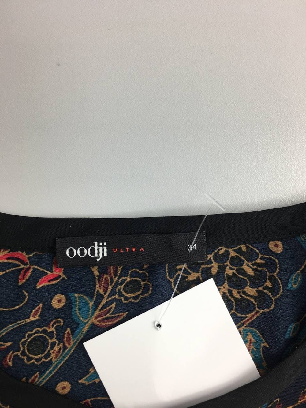 Блуза OODJI с вырезом 40 размер