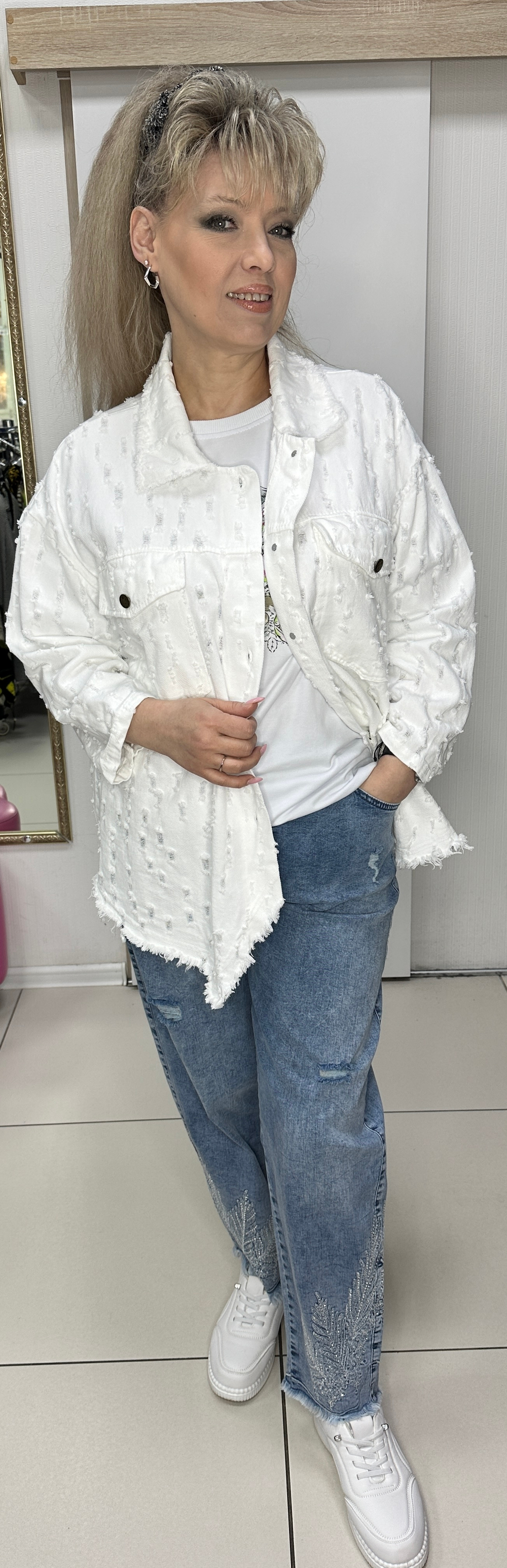 Джинсовый белый жакет с перфорацией