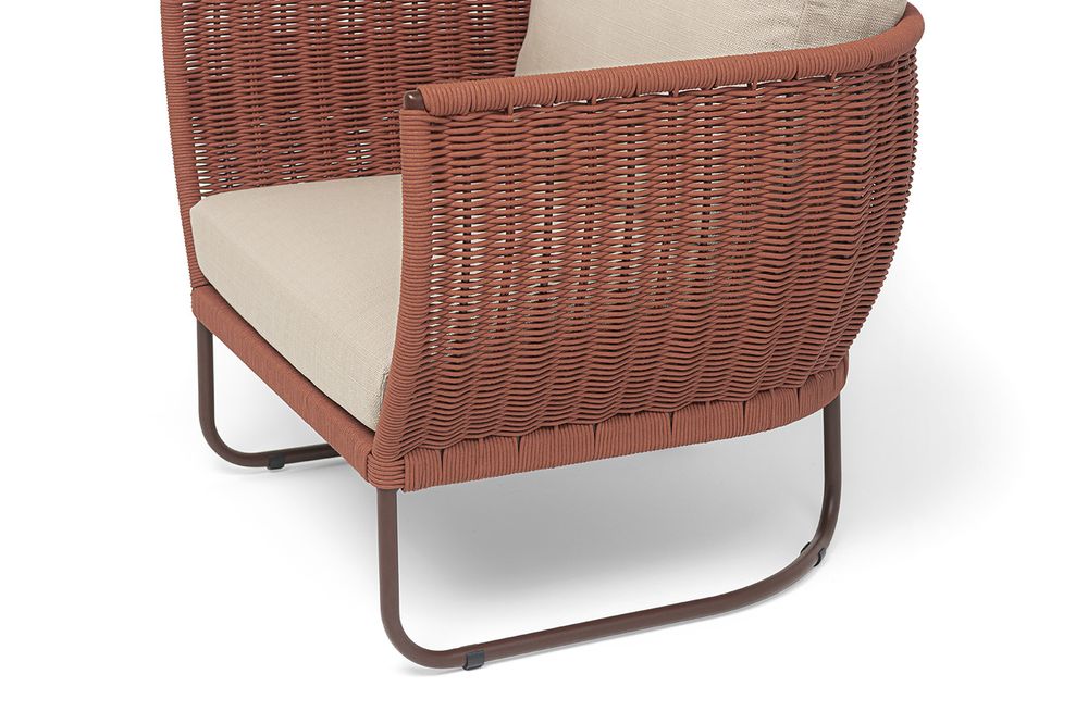 "Фиджи" кресло плетеное из роупа, каркас алюминий коричневый (RAL8016) муар, роуп красный (8372) круглый tex, ткань Mossle бежевая