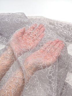 Кружевное полотно серое с серебристой нитью неэластичное 135 см