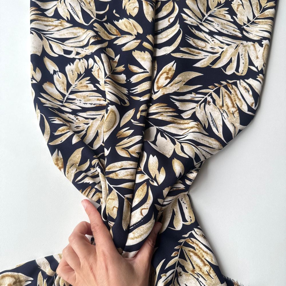 Вискоза (штапель) Пальмовые листья на черном фоне