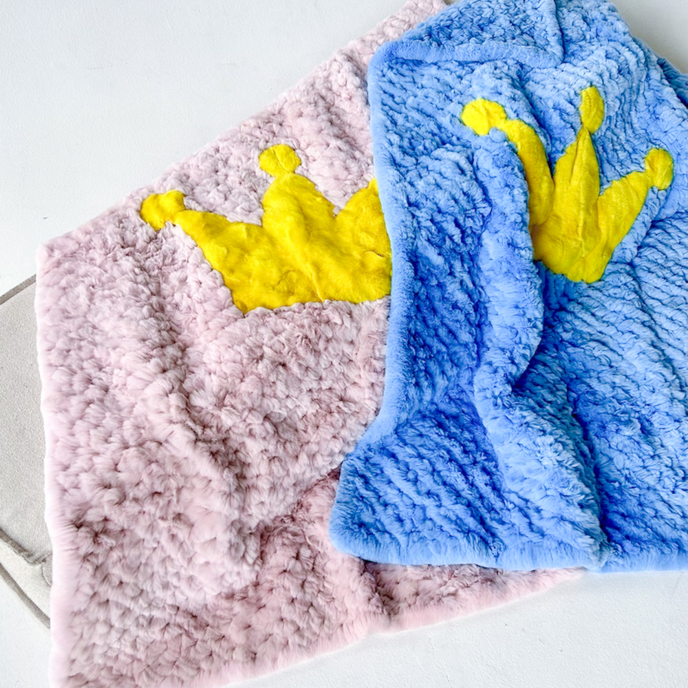 Вязаный детский плед из натурального меха рекс "Корона" 120х80 см (голубой)