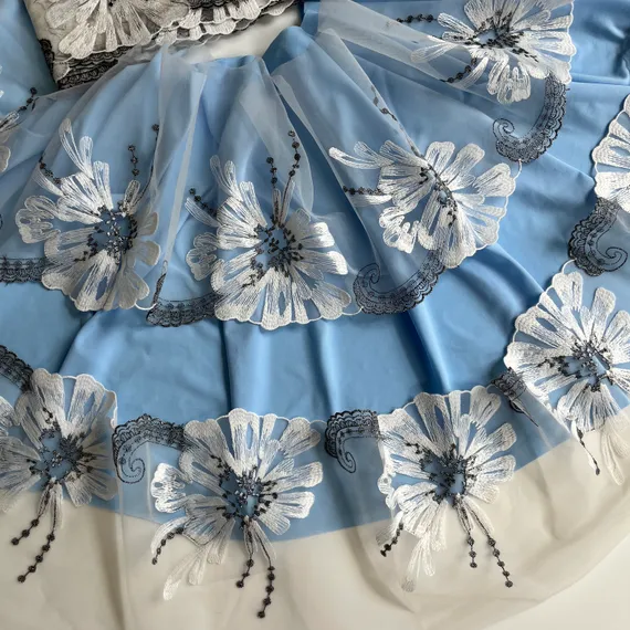 Вышивка на сетке молочная (левая) 16 см