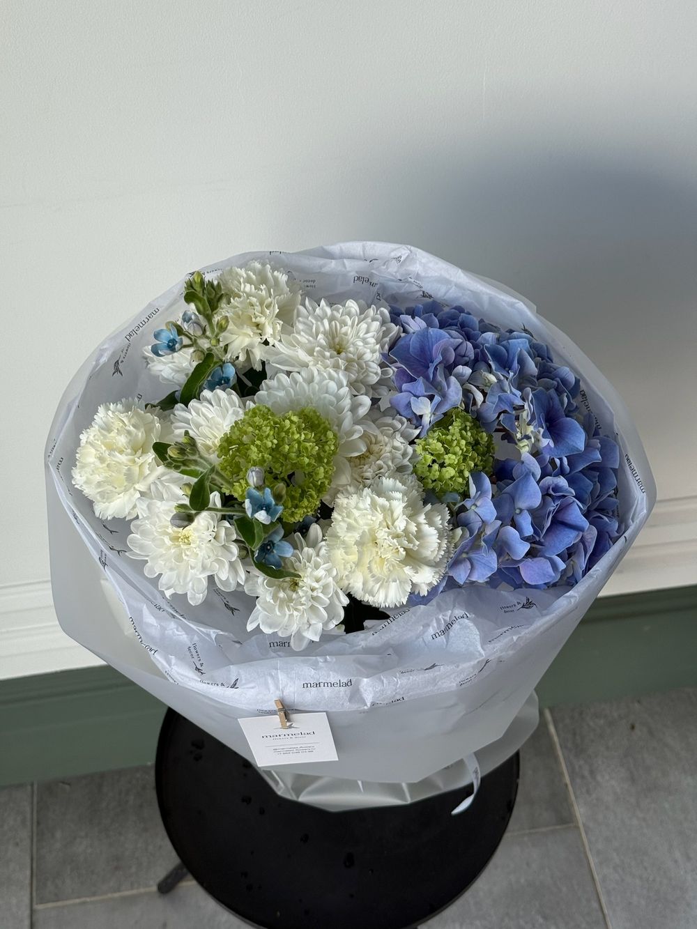 Букет из гортензии, хризантемы, вибурнума и оксипеталума