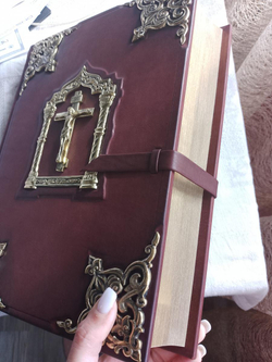 "Библия большая в миниатюрах Палеха" Книга в кожаном переплете с литьем