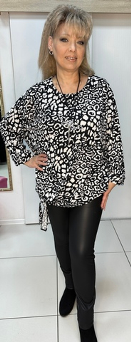 Туника-блузон черно-белой расцветки с завязкой по низу