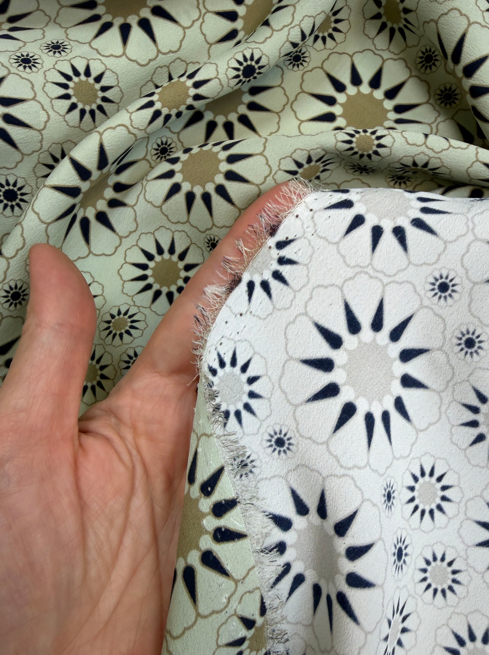 Ткань натуральный шелк 100% (Италия) ш-140см цена за 0,75 м