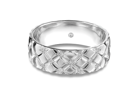 Обручальное кольцо с ромбовидным стеганым узором и бриллиантами
