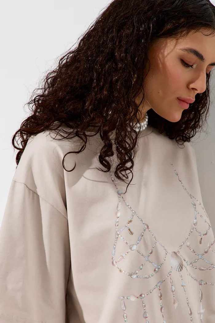 Футболка с принтом "Жемчужный бра" серо-бежевого цвета