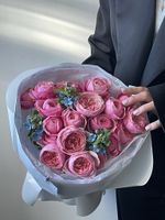 Букет из ярких кустовых пионовидных роз и голубого оксипеталума