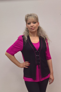 Розовый блузон с черной жилеткой