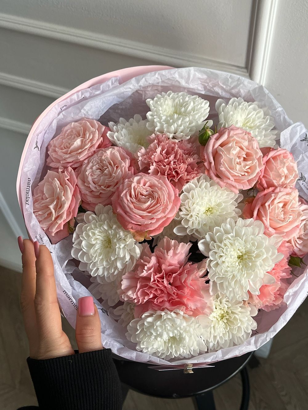 Букет из хризантемы, кустовой пионовидной розы и диантусов