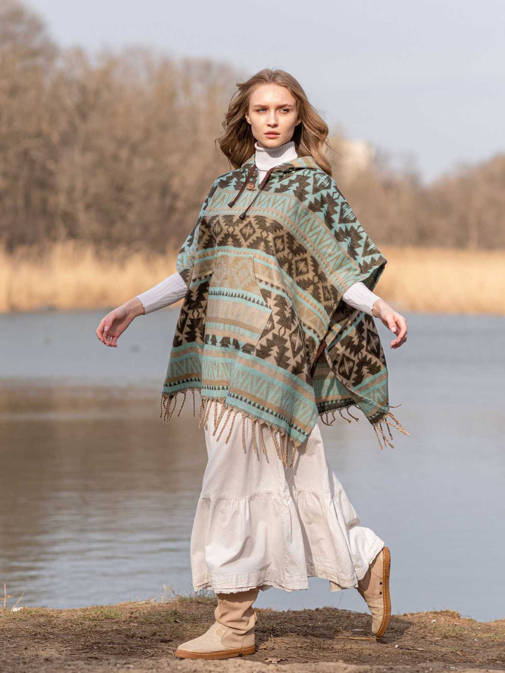 Пончо шерстяное с орнаментом