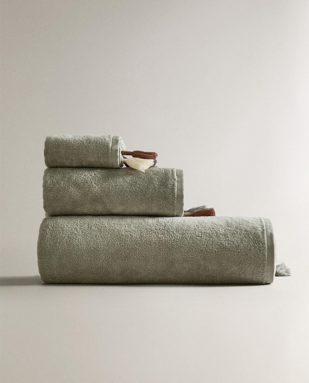 Zara Home - Велюровое банное полотенце с помпонами, зеленый, 30х50 см