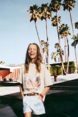 ZARA ФУТБОЛКА С ПРИНТОМ «ФЕСТИВАЛЬ» СО СТРАЗАМИ, ЭКРЮ