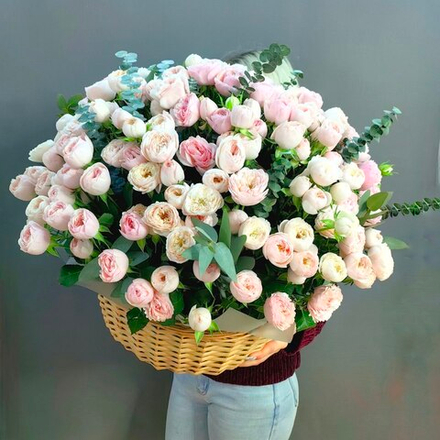 Корзина с кустовыми пионовидными розами "Mansfield Park"