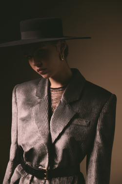 ЖАКЕТ ИЗ СЕРОГО БАРХАТА С ЛЮРЕКСНОЙ НИТЬЮ