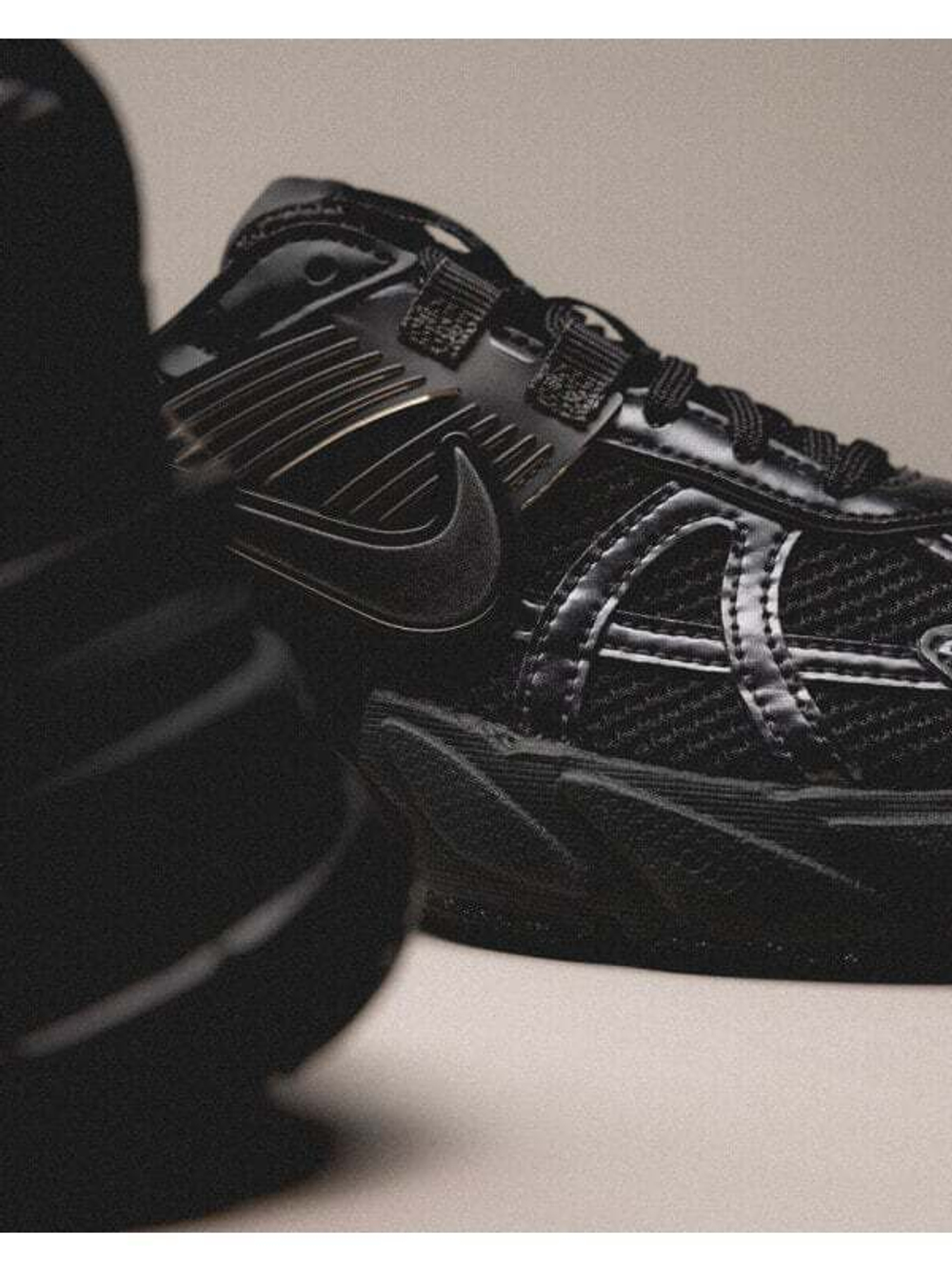 Nike Wmns V2K Run - 42 / Black / Dark Smoke Grey / Anthracite