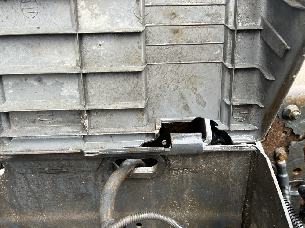 Крышка ящика АКБ