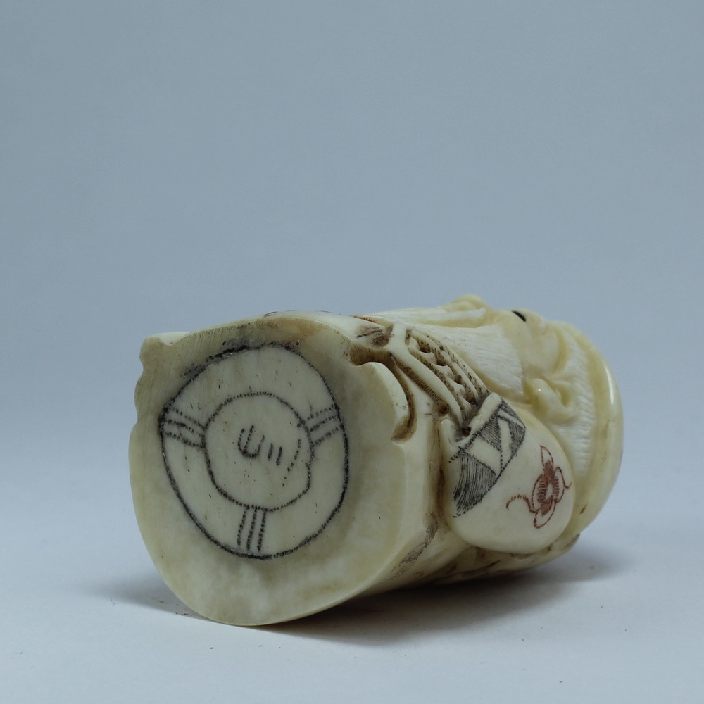 Нэцкэ Шоусин с посохом