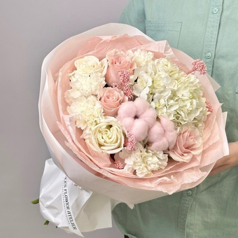 Маршмеллоу из гортензии,озотамнуса,пионовидной розы и диантусов