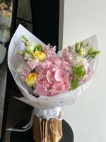 Букет сборный с гортензией, лизиантусом, маттиолой и молуцелой