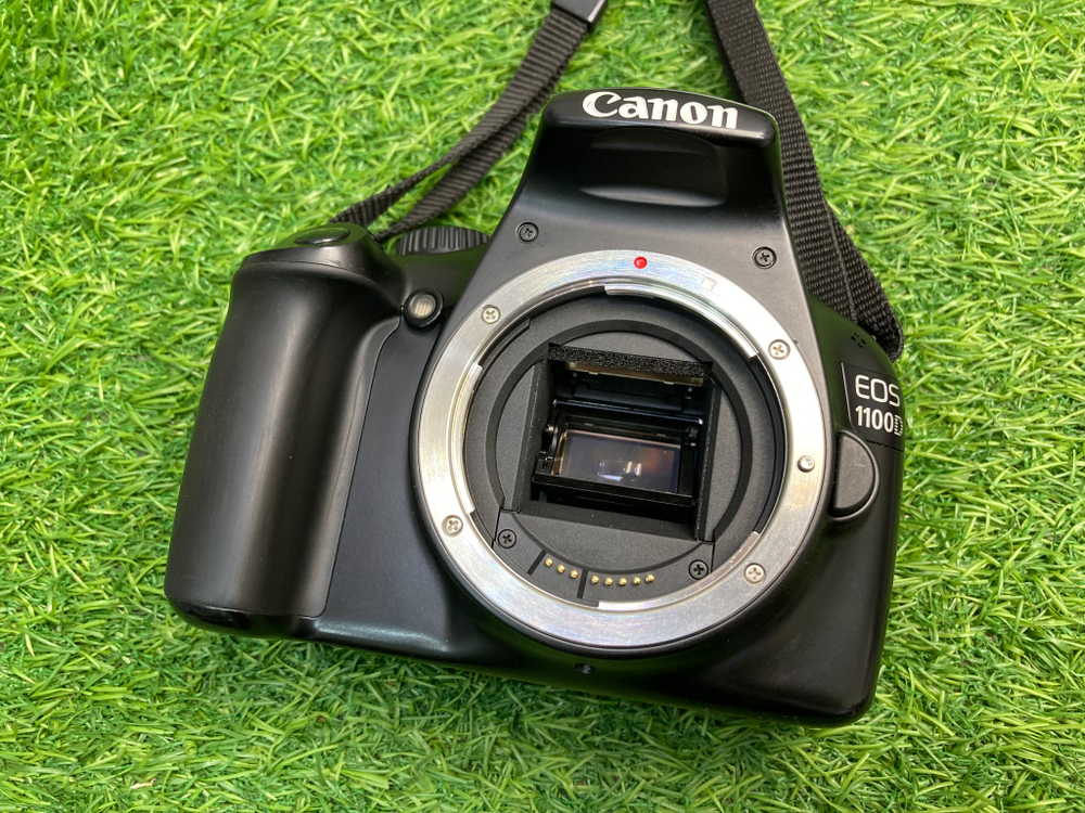Canon 1100D kit 18-55mm IS ll 11.400 кадров