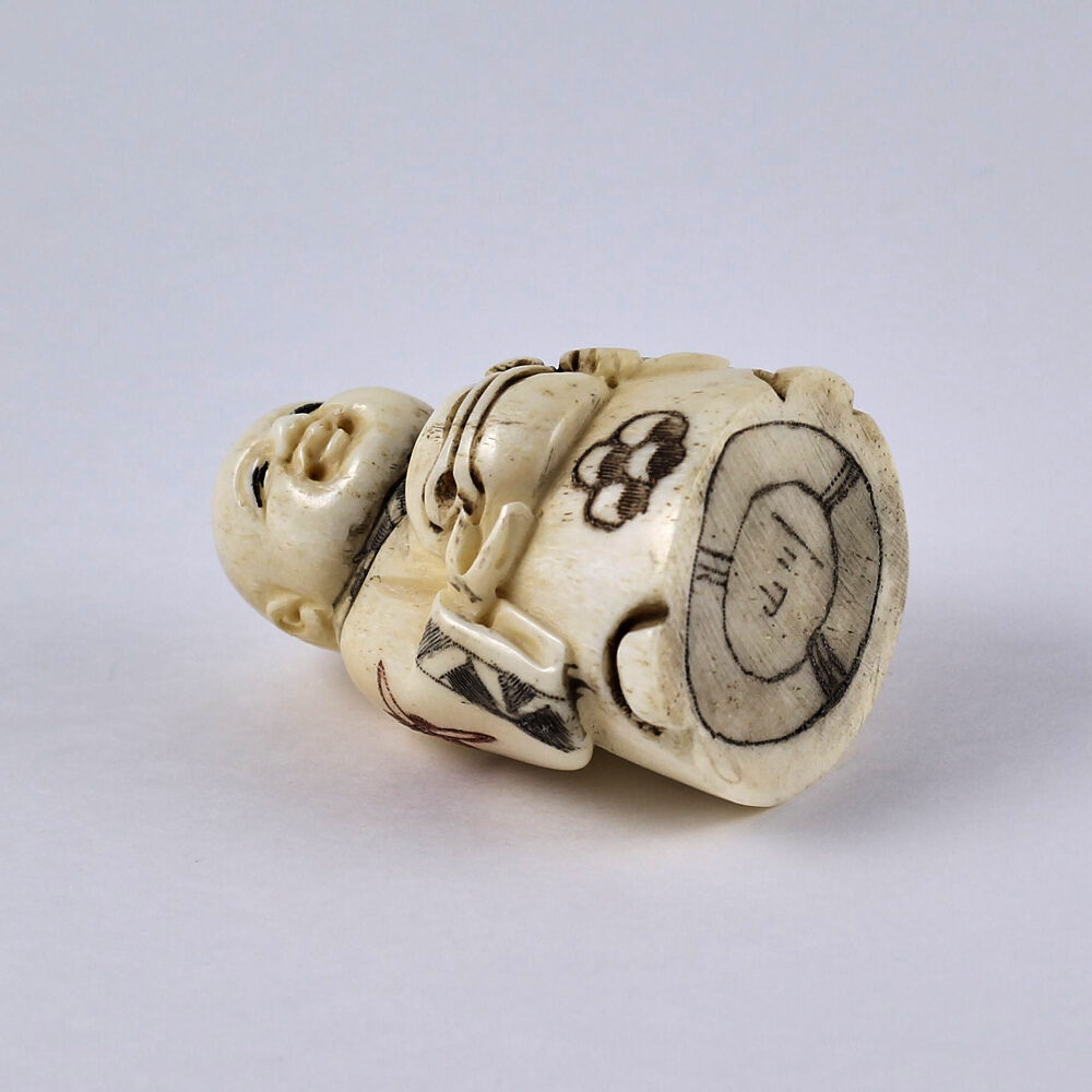 Нэцкэ Ребенок Карако с хлебом