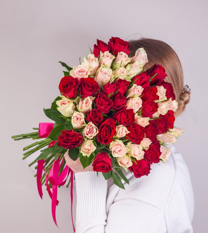 Букет роз Пинк Атена и Мадам Ред (51 шт) под ленту