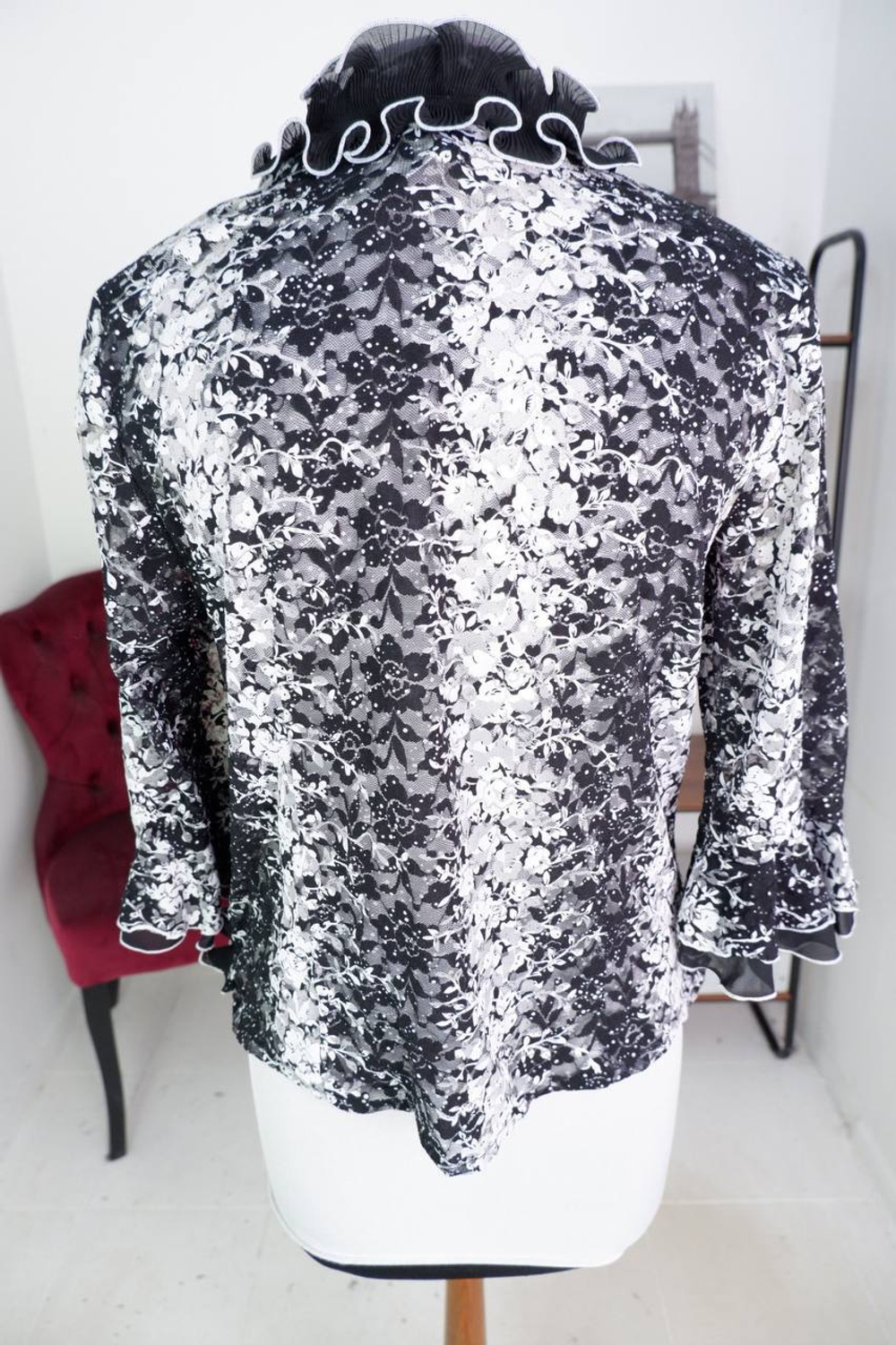 Блузка для яркого образа, визуально на 50 размер