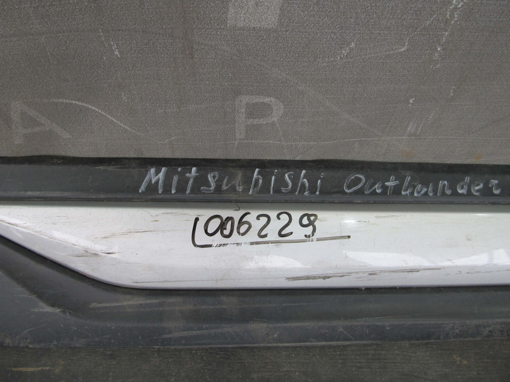 накладка задней правой двери Mitsubishi Outlander 3 15-нв Б/У Оригинал 5757a410