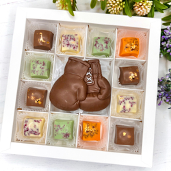 Шоколадный подарок "Боксерские перчатки ": фигурка и 12 конфет ручной работы