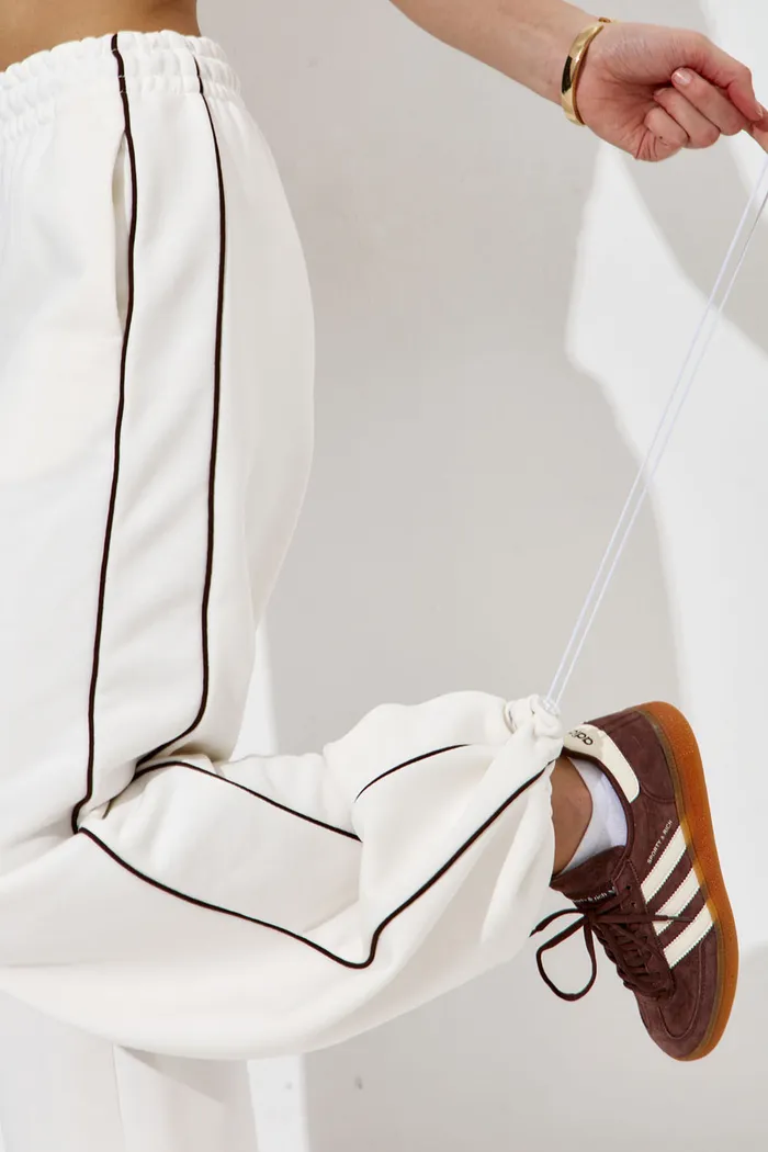 Широкие джоггеры без начеса с кантом кремового цвета