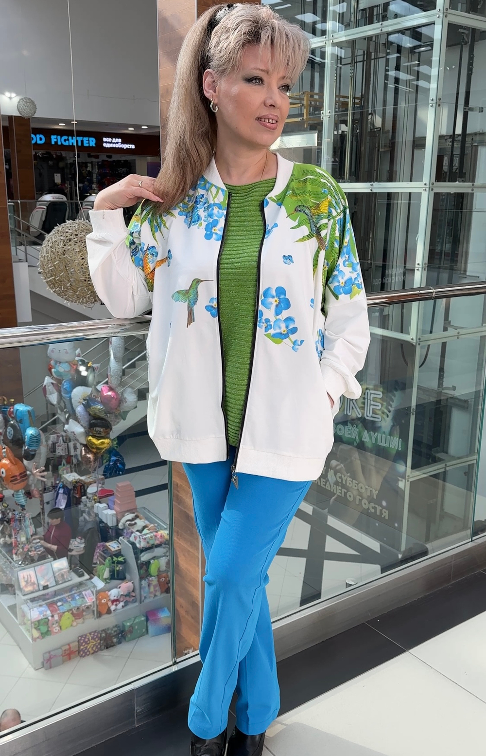 Белый жакет-бомбер с "птичками" принтом