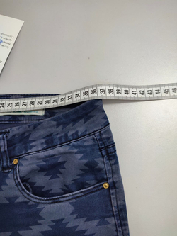 Джинсы Sfera с необычным принтом 42 размер