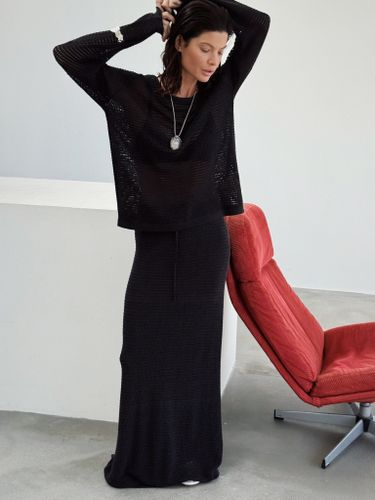Черный вязаный костюм из лонгслива и юбки