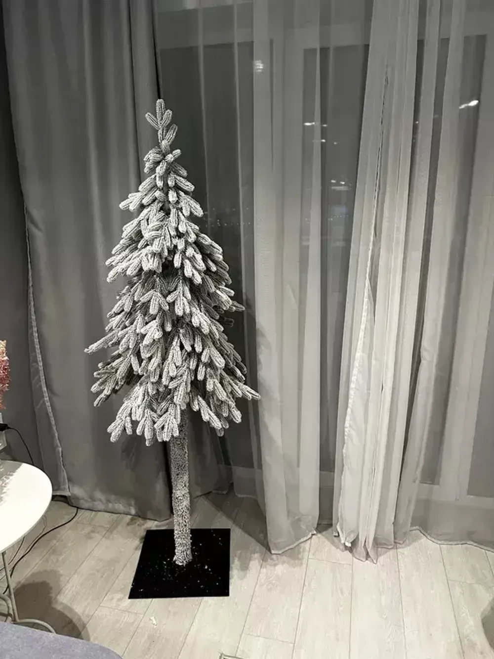 ель на ножке заснеженная "Тароко"