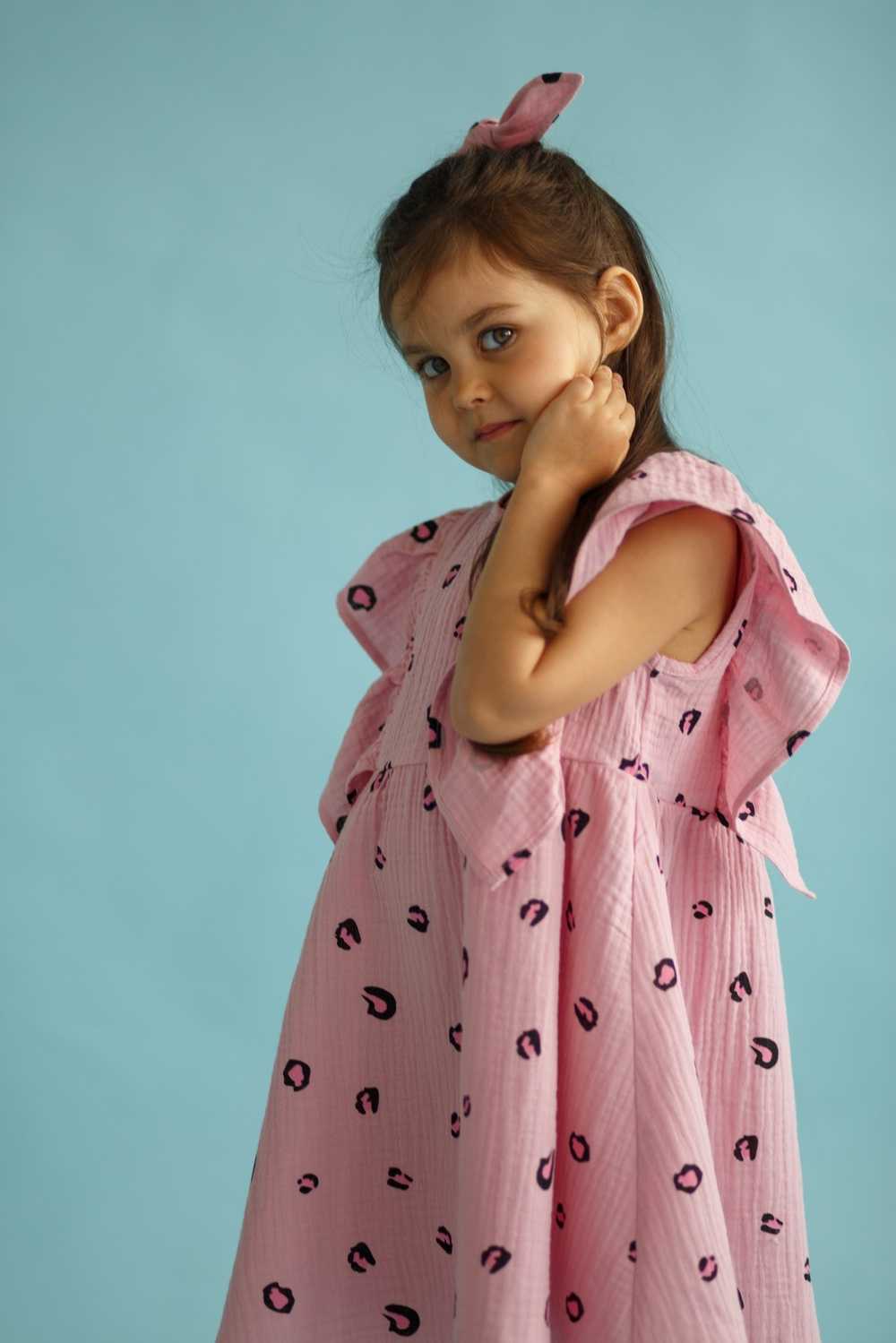 Платье из муслина «Розовый лео» с резинкой для волос в комплекте