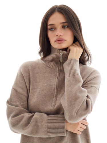 Вязаный костюм с вышивкой в цвете капучино