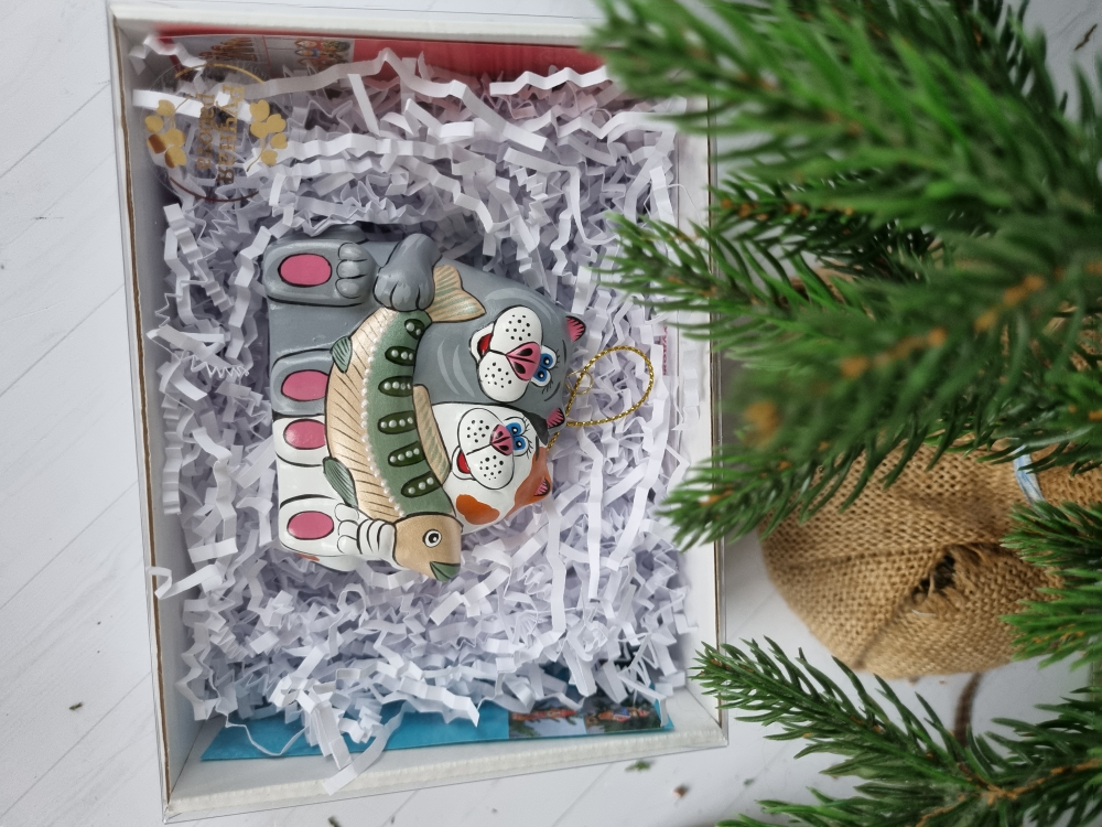 Котики рыбаки ёлочная игрушка из фарфора