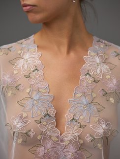 05-162 Вышивка на неэл. сетке 22 см, айвори/зеленый/розовый/желтый/голубой (правая)