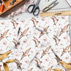 Ткань интерлок ласточки с нежными цветами