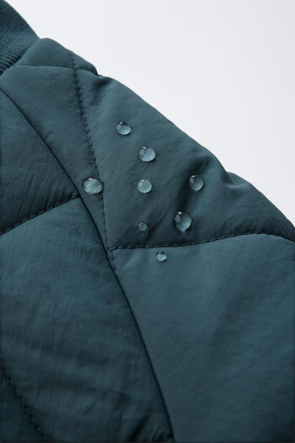 ZARA СТЕГАНЫЙ БОМБЕР С ВОДООТТАЛКИВАЮЩИМ ЭФФЕКТОМ, ЗЕЛЕНОВАТО-СИНИЙ