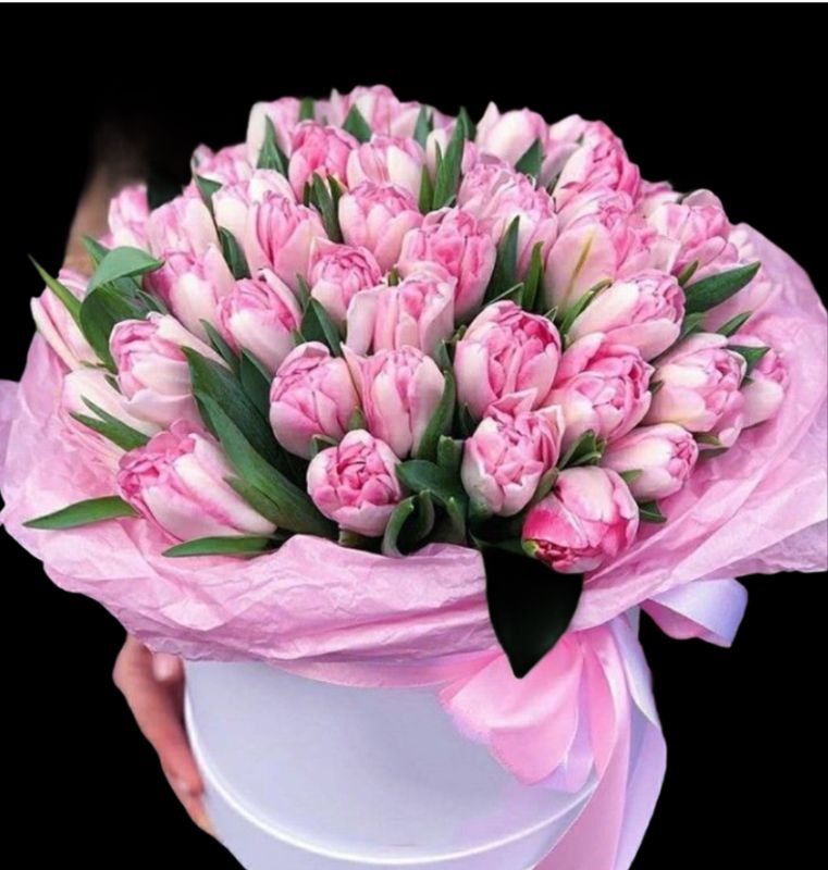 Композиция в шляпной коробке с тюльпанами (ШК-42)