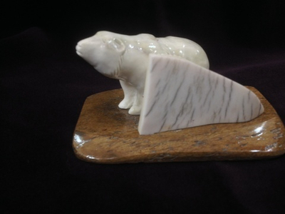 Белый медведь, скульптура