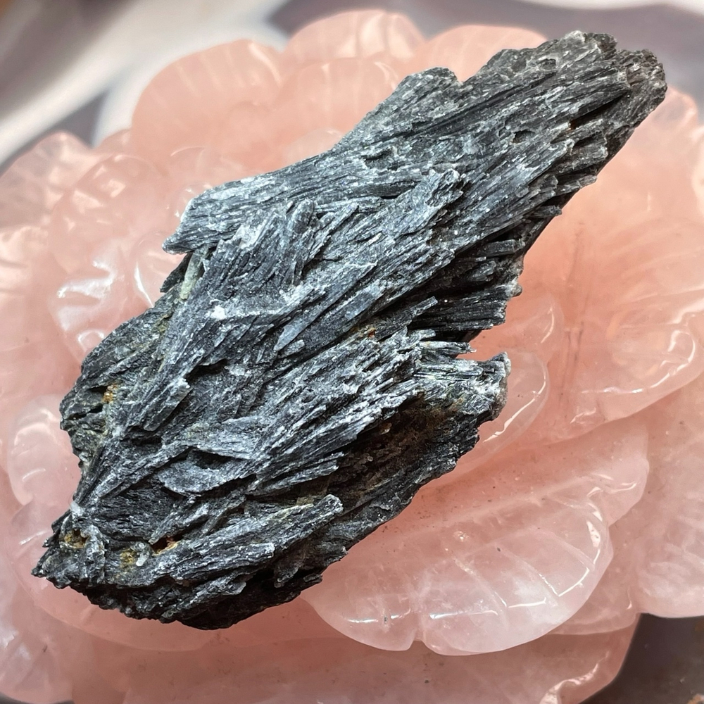 47641 Кианит черный "Ведьмина метелка" необработанный 80мм